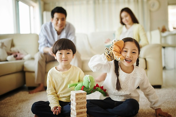 포토 JPG 라이프스타일 여자 남자 딸 아들 어린이 거실 장난 가족 모션 놀이 엄마 실내 남매 미소 사람 앉기 동양인 손짓 여러명 상반신 성인 30대 소파 한국인 가족라이프 아빠 젠가 손인형 국내포토 인형 다수 의자 관계 표정 인종 내부 생활 장년 놀이용품 파일형식