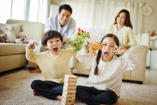 포토 JPG 라이프스타일 여자 남자 딸 아들 어린이 거실 장난 가족 모션 놀이 엄마 실내 남매 사람 앉기 동양인 손짓 여러명 상반신 성인 앞모습 30대 소파 한국인 가족라이프 아빠 젠가 손인형 국내포토 인형 뷰포인트 다수 의자 관계 인종 내부 생활 장년 놀이용품 파일형식
