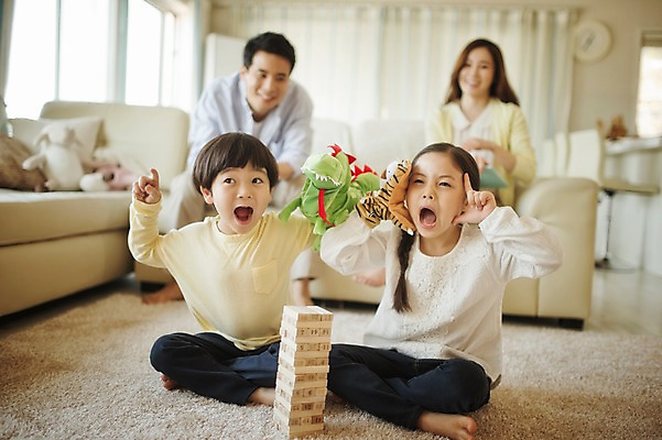 포토 JPG 전신 라이프스타일 여자 남자 딸 아들 어린이 거실 장난 가족 모션 놀이 엄마 실내 남매 미소 사람 앉기 동양인 여러명 성인 앞모습 30대 소파 한국인 가족라이프 아빠 젠가 손인형 국내포토 인형 뷰포인트 다수 의자 관계 표정 인종 내부 생활 장년 놀이용품 파일형식