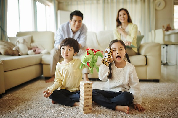 포토 JPG 전신 라이프스타일 여자 남자 딸 아들 어린이 인형 거실 장난 가족 모션 놀이 엄마 실내 남매 미소 사람 동양인 손짓 여러명 성인 앞모습 30대 소파 한국인 가족라이프 아빠 젠가 손인형 국내포토 뷰포인트 다수 의자 관계 표정 인종 내부 생활 장년 놀이용품 파일형식