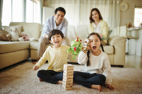 포토 JPG 전신 라이프스타일 여자 남자 딸 아들 어린이 거실 장난 가족 모션 놀이 엄마 실내 남매 미소 사람 앉기 동양인 여러명 성인 앞모습 30대 소파 한국인 가족라이프 아빠 젠가 손인형 국내포토 인형 뷰포인트 다수 의자 관계 표정 인종 내부 생활 장년 놀이용품 파일형식