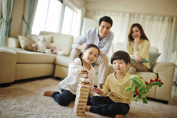 포토 JPG 전신 라이프스타일 여자 남자 딸 아들 어린이 인형 거실 장난 가족 모션 놀이 엄마 실내 남매 미소 사람 앉기 동양인 여러명 성인 앞모습 30대 소파 한국인 가족라이프 아빠 젠가 손인형 국내포토 뷰포인트 다수 의자 관계 표정 인종 내부 생활 장년 놀이용품 파일형식