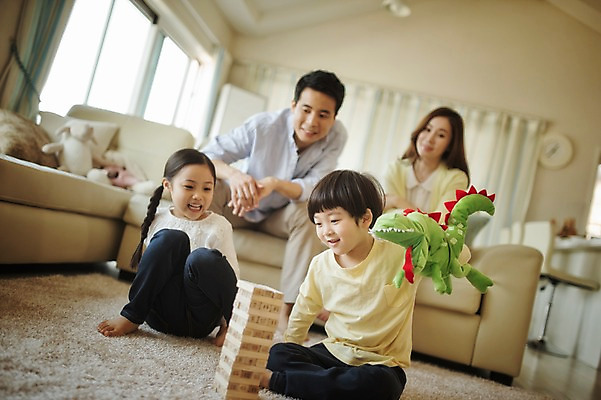 포토 JPG 전신 라이프스타일 여자 남자 딸 아들 어린이 거실 장난 가족 모션 놀이 엄마 실내 남매 미소 사람 앉기 동양인 여러명 성인 앞모습 30대 소파 한국인 가족라이프 아빠 젠가 손인형 국내포토 인형 뷰포인트 다수 의자 관계 표정 인종 내부 생활 장년 놀이용품 파일형식