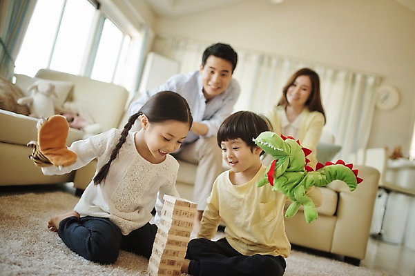 포토 JPG 전신 라이프스타일 여자 남자 딸 아들 어린이 인형 거실 장난 가족 모션 놀이 엄마 실내 남매 사람 앉기 동양인 여러명 성인 앞모습 30대 소파 한국인 가족라이프 아빠 젠가 손인형 국내포토 뷰포인트 다수 의자 관계 인종 내부 생활 장년 놀이용품 파일형식