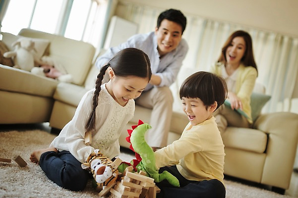 포토 JPG 전신 라이프스타일 여자 남자 딸 아들 어린이 거실 장난 가족 모션 놀이 엄마 실내 남매 사람 앉기 동양인 여러명 성인 30대 소파 한국인 가족라이프 아빠 젠가 손인형 국내포토 인형 다수 의자 관계 인종 내부 생활 장년 놀이용품 파일형식