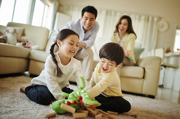 포토 JPG 전신 라이프스타일 여자 남자 딸 아들 거실 장난 가족 모션 놀이 엄마 실내 미소 사람 앉기 동양인 여러명 성인 앞모습 30대 소파 한국인 가족라이프 아빠 젠가 손인형 장년만 성인만 국내포토 인형 뷰포인트 다수 의자 관계 표정 인종 내부 생활 장년 놀이용품 파일형식