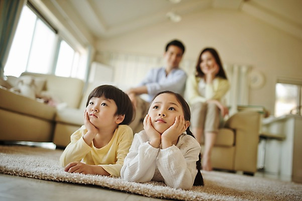 포토 JPG 라이프스타일 여자 남자 딸 아들 어린이 엎드리기 거실 가족 모션 엄마 휴식 실내 남매 사람 앉기 동양인 여러명 상반신 성인 앞모습 아웃포커스 30대 소파 턱괴기 한국인 가족라이프 아빠 국내포토 뷰포인트 다수 컨셉 의자 관계 촬영기법 인종 내부 생활 장년 파일형식