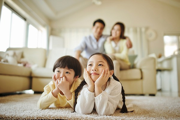 포토 JPG 라이프스타일 응시 여자 남자 딸 아들 어린이 엎드리기 거실 가족 모션 엄마 휴식 실내 남매 미소 사람 앉기 동양인 여러명 상반신 성인 앞모습 30대 소파 턱괴기 한국인 가족라이프 아빠 국내포토 시선 뷰포인트 다수 컨셉 의자 관계 표정 인종 내부 생활 장년 파일형식