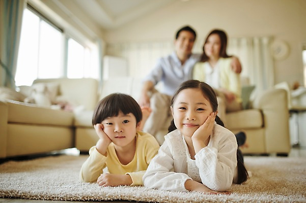 포토 JPG 라이프스타일 여자 남자 딸 아들 어린이 엎드리기 거실 가족 모션 엄마 어깨동무 휴식 실내 남매 미소 사람 앉기 동양인 여러명 상반신 성인 앞모습 아웃포커스 30대 소파 턱괴기 한국인 가족라이프 아빠 국내포토 뷰포인트 포즈 다수 컨셉 의자 관계 촬영기법 표정 인종 내부 생활 장년 파일형식