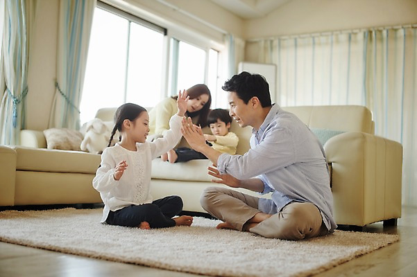 포토 JPG 전신 라이프스타일 여자 남자 딸 아들 어린이 거실 가족 모션 놀이 엄마 휴식 실내 남매 미소 사람 앉기 동양인 손짓 여러명 성인 옆모습 30대 소파 한국인 가족라이프 커튼 아빠 국내포토 뷰포인트 다수 컨셉 의자 관계 표정 인종 내부 생활 장년 파일형식
