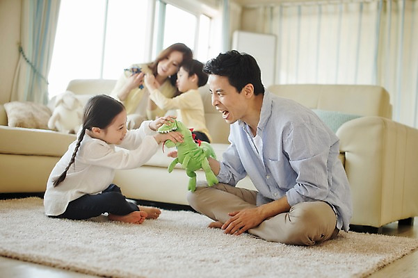 포토 JPG 전신 라이프스타일 여자 남자 딸 아들 어린이 인형 거실 가족 모션 놀이 엄마 휴식 실내 남매 미소 사람 앉기 동양인 여러명 성인 옆모습 30대 소파 한국인 가족라이프 아빠 손인형 국내포토 뷰포인트 다수 컨셉 의자 관계 표정 인종 내부 생활 장년 파일형식