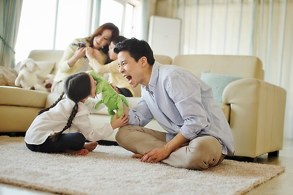 포토 JPG 전신 라이프스타일 여자 남자 딸 아들 어린이 인형 쿠션 거실 장난 가족 모션 놀이 엄마 실내 남매 들기 사람 앉기 동양인 여러명 성인 옆모습 30대 소파 한국인 가족라이프 아빠 국내포토 뷰포인트 다수 의자 관계 인종 내부 생활 장년 파일형식