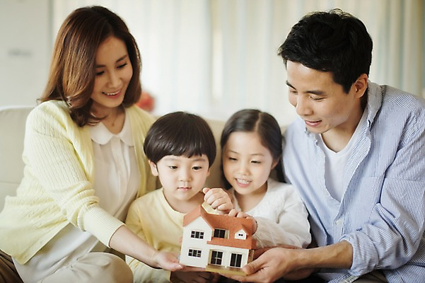 포토 JPG 라이프스타일 여자 남자 딸 아들 어린이 거실 가족 모션 엄마 부동산 주택 실내 남매 미소 들기 사람 앉기 동양인 여러명 상반신 성인 앞모습 30대 소파 미니어처 한국인 가족라이프 아빠 국내포토 뷰포인트 다수 의자 관계 표정 인종 내부 건물 생활 장년 모형 재산 파일형식