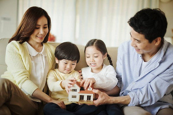 포토 JPG 라이프스타일 여자 남자 딸 아들 어린이 거실 가족 모션 엄마 부동산 주택 실내 남매 미소 들기 사람 앉기 동양인 여러명 상반신 성인 앞모습 30대 소파 미니어처 한국인 가족라이프 아빠 국내포토 뷰포인트 다수 의자 관계 표정 인종 내부 건물 생활 장년 모형 재산 파일형식