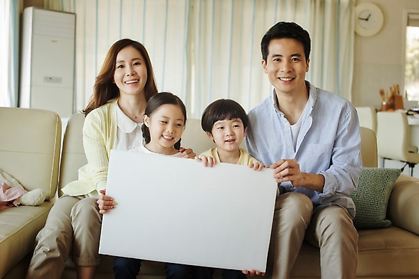 포토 JPG 라이프스타일 배너 여자 남자 딸 아들 어린이 거실 가족 모션 엄마 사각프레임 광고판 실내 남매 미소 들기 사람 앉기 동양인 여러명 상반신 성인 앞모습 30대 소파 한국인 가족라이프 아빠 알림 국내포토 뷰포인트 다수 의자 관계 프레임 알림판 표정 인종 내부 생활 장년 사각형 판 파일형식