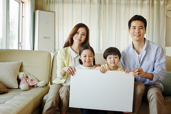포토 JPG 라이프스타일 배너 여자 남자 딸 아들 어린이 인형 거실 가족 모션 엄마 사각프레임 광고판 실내 남매 미소 들기 사람 앉기 동양인 여러명 상반신 성인 앞모습 30대 소파 한국인 가족라이프 아빠 알림 토끼인형 국내포토 뷰포인트 다수 의자 관계 프레임 알림판 표정 인종 내부 생활 장년 사각형 토끼 판 파일형식