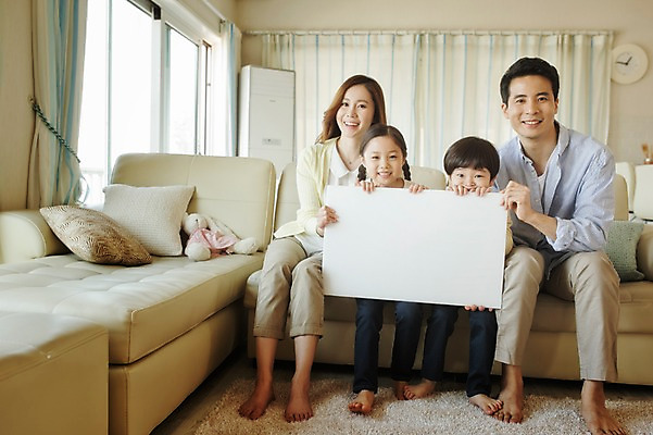 포토 JPG 전신 라이프스타일 배너 여자 남자 딸 아들 어린이 거실 가족 모션 엄마 사각프레임 광고판 실내 남매 미소 들기 사람 앉기 동양인 여러명 성인 앞모습 30대 소파 한국인 가족라이프 아빠 알림 국내포토 뷰포인트 다수 의자 관계 프레임 알림판 표정 인종 내부 생활 장년 사각형 판 파일형식