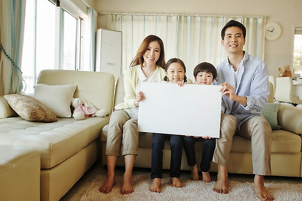 포토 JPG 전신 라이프스타일 배너 여자 남자 딸 아들 어린이 인형 쿠션 거실 가족 모션 엄마 사각프레임 광고판 실내 남매 미소 들기 사람 앉기 동양인 여러명 성인 앞모습 30대 소파 한국인 가족라이프 아빠 알림 국내포토 뷰포인트 다수 의자 관계 프레임 알림판 표정 인종 내부 생활 장년 사각형 판 파일형식