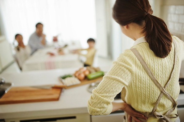 포토 라이프스타일 뷰포인트 다수 가족 관계 모션 탁자 주방용품 촬영기법 사람 동양인 인종 내부 생활 장년 파일형식 가족라이프 요리 여러명 상반신 여자 남자 서기 앉기 뒷모습 딸 아들 엄마 아빠 남매 어린이 주방 음식 식탁 한국인 실내 JPG 30대 성인 아웃포커스 국내포토 도마