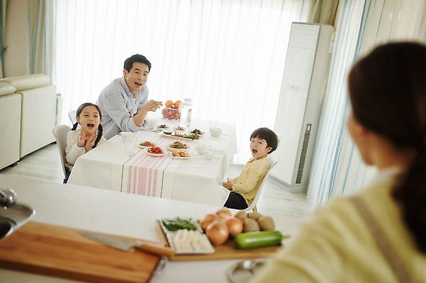 포토 JPG 라이프스타일 여자 남자 딸 아들 어린이 음식 가족 모션 식탁 엄마 도마 실내 남매 요리 서기 사람 앉기 동양인 여러명 상반신 성인 옆모습 뒷모습 30대 주방 한국인 가족라이프 아빠 칼 국내포토 뷰포인트 다수 관계 탁자 주방용품 인종 내부 생활 장년 파일형식