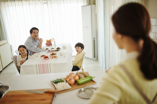 포토 JPG 라이프스타일 여자 남자 딸 아들 어린이 음식 가족 모션 식탁 엄마 도마 실내 남매 요리 서기 사람 앉기 동양인 여러명 성인 앞모습 뒷모습 30대 주방 한국인 가족라이프 아빠 칼 국내포토 뷰포인트 다수 관계 탁자 주방용품 인종 내부 생활 장년 파일형식