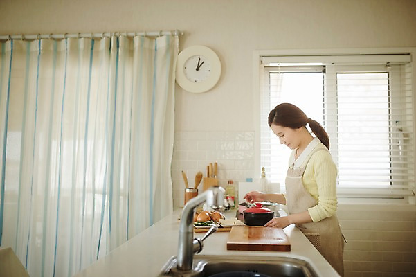 포토 JPG 라이프스타일 여자 시계 가족 모션 엄마 실내 요리 한명 서기 사람 동양인 상반신 성인 옆모습 30대 주방 앞치마 한국인 가족라이프 싱크대 성인여자한명만 장년만 장년여자만 장년여자한명만 국내포토 1 뷰포인트 관계 인종 내부 생활 장년 개수대 여자만 여자한명만 성인여자만 성인만 파일형식