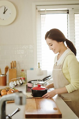 포토 JPG 라이프스타일 여자 음식 가족 모션 엄마 도마 실내 요리 한명 서기 미소 사람 동양인 상반신 성인 옆모습 30대 주방 한국인 가족라이프 뚝배기 성인여자한명만 장년만 장년여자만 장년여자한명만 국내포토 1 뷰포인트 관계 주방용품 표정 인종 내부 생활 장년 여자만 여자한명만 성인여자만 성인만 파일형식