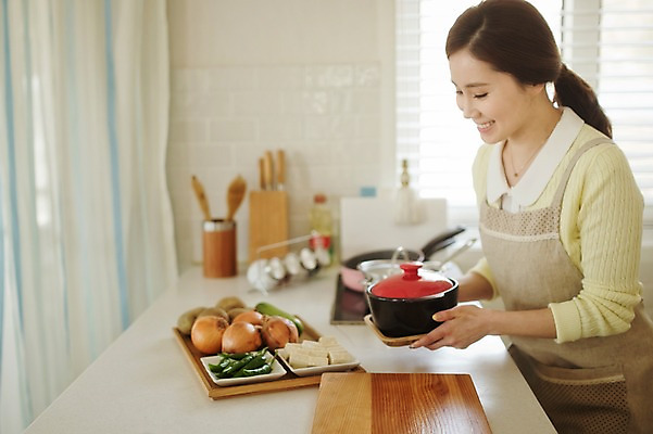 포토 JPG 라이프스타일 여자 음식 채소 재료 가족 모션 엄마 도마 실내 요리 한명 서기 미소 들기 사람 동양인 상반신 성인 옆모습 30대 주방 한국인 가족라이프 뚝배기 성인여자한명만 장년만 장년여자만 장년여자한명만 국내포토 1 뷰포인트 관계 주방용품 표정 인종 내부 생활 장년 여자만 여자한명만 성인여자만 성인만 파일형식