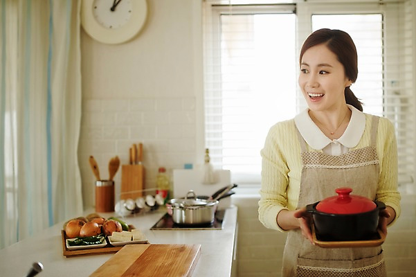 포토 JPG 라이프스타일 여자 음식 시계 가족 모션 엄마 도마 실내 요리 한명 서기 미소 들기 사람 동양인 상반신 성인 앞모습 30대 주방 앞치마 한국인 가족라이프 뚝배기 성인여자한명만 장년만 장년여자만 장년여자한명만 국내포토 1 뷰포인트 관계 주방용품 표정 인종 내부 생활 장년 여자만 여자한명만 성인여자만 성인만 파일형식