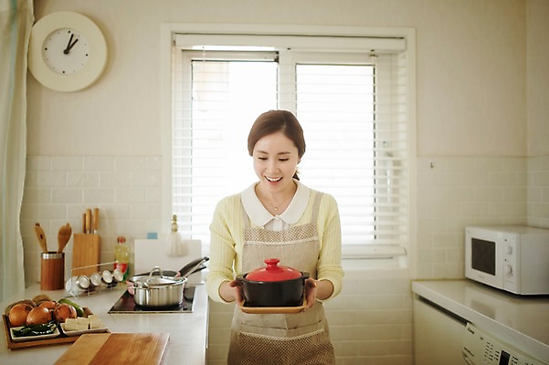 포토 JPG 라이프스타일 여자 음식 시계 창문 가족 모션 엄마 도마 실내 요리 한명 서기 미소 들기 사람 동양인 상반신 성인 앞모습 30대 주방 앞치마 한국인 가족라이프 전자레인지 냄비 뚝배기 성인여자한명만 장년만 장년여자만 장년여자한명만 국내포토 1 뷰포인트 관계 주방용품 표정 인종 내부 생활 장년 가전제품 레인지 솥 여자만 여자한명만 성인여자만 성인만 파일형식