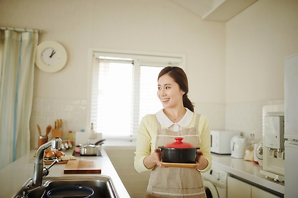 포토 JPG 라이프스타일 응시 여자 음식 시계 가족 모션 엄마 실내 요리 한명 서기 미소 들기 사람 동양인 상반신 성인 앞모습 30대 주방 앞치마 한국인 가족라이프 싱크대 뚝배기 성인여자한명만 장년만 장년여자만 장년여자한명만 국내포토 1 시선 뷰포인트 관계 표정 인종 내부 생활 장년 개수대 여자만 여자한명만 성인여자만 성인만 파일형식