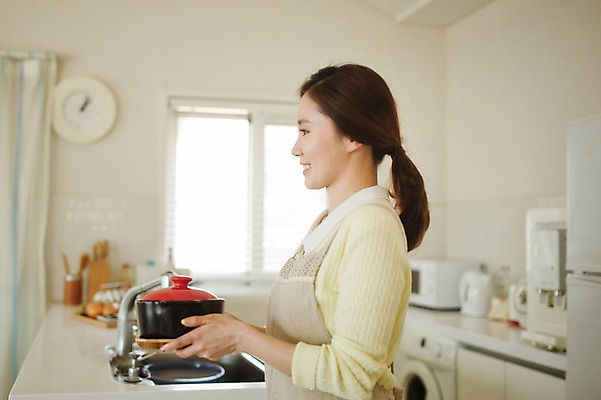 포토 JPG 라이프스타일 응시 여자 시계 가족 모션 엄마 실내 요리 한명 서기 미소 들기 사람 동양인 성인 옆모습 30대 주방 앞치마 한국인 가족라이프 싱크대 뚝배기 성인여자한명만 장년만 장년여자만 장년여자한명만 국내포토 1 시선 뷰포인트 관계 표정 인종 내부 생활 장년 개수대 여자만 여자한명만 성인여자만 성인만 파일형식