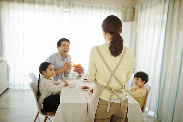 포토 JPG 라이프스타일 여자 남자 딸 아들 어린이 음식 가족 모션 식탁 엄마 실내 남매 서기 사람 앉기 동양인 여러명 상반신 성인 옆모습 뒷모습 30대 주방 식사 앞치마 화목 한국인 가족라이프 아빠 국내포토 뷰포인트 다수 컨셉 관계 탁자 인종 내부 생활 장년 파일형식