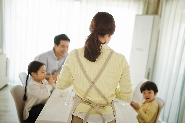 포토 JPG 라이프스타일 여자 남자 딸 아들 어린이 음식 가족 모션 식탁 엄마 실내 남매 서기 사람 동양인 여러명 상반신 성인 옆모습 뒷모습 30대 주방 식사 앞치마 화목 한국인 가족라이프 아빠 국내포토 뷰포인트 다수 컨셉 관계 탁자 인종 내부 생활 장년 파일형식