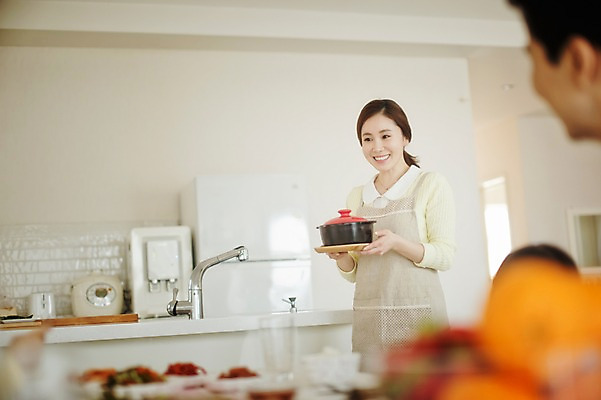 포토 JPG 라이프스타일 여자 남자 음식 가족 모션 엄마 실내 서기 미소 들기 사람 동양인 상반신 성인 두명 옆모습 30대 주방 식사 화목 한국인 가족라이프 아빠 뚝배기 장년만 성인만 국내포토 뷰포인트 컨셉 관계 표정 인종 내부 생활 장년 파일형식