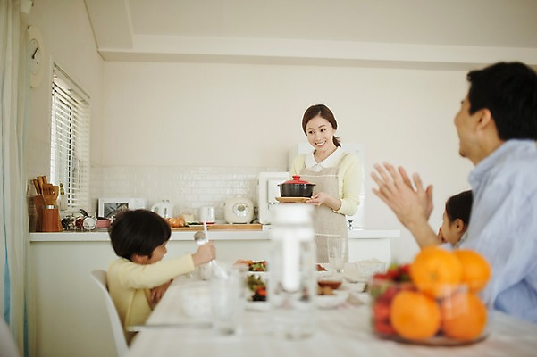 포토 JPG 라이프스타일 여자 남자 딸 아들 어린이 음식 과일 가족 모션 식탁 엄마 실내 남매 서기 미소 들기 사람 앉기 동양인 여러명 상반신 성인 앞모습 옆모습 30대 주방 식사 화목 한국인 가족라이프 아빠 박수 뚝배기 국내포토 뷰포인트 다수 컨셉 관계 탁자 표정 인종 손짓 내부 생활 장년 파일형식