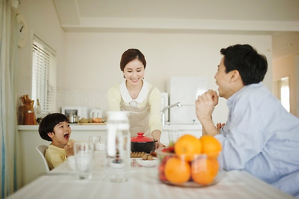 포토 JPG 라이프스타일 여자 남자 딸 아들 어린이 음식 과일 가족 모션 식탁 엄마 실내 남매 서기 미소 사람 앉기 동양인 여러명 상반신 성인 앞모습 옆모습 30대 주방 식사 한국인 가족라이프 아빠 국내포토 뷰포인트 다수 관계 탁자 표정 인종 내부 생활 장년 파일형식