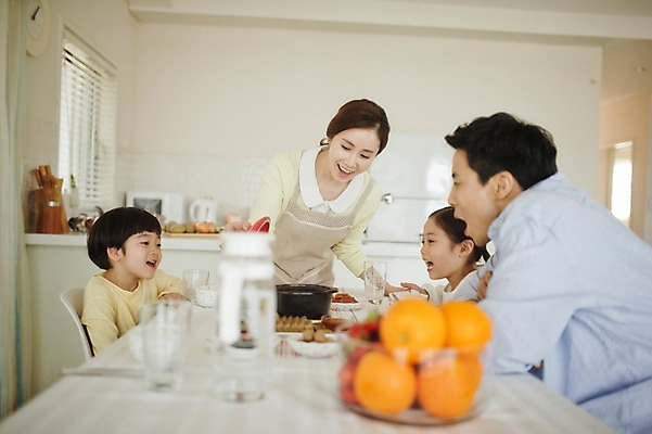 포토 JPG 라이프스타일 여자 남자 딸 아들 어린이 과일 가족 모션 식탁 엄마 실내 남매 미소 사람 동양인 여러명 상반신 성인 앞모습 옆모습 30대 주방 식사 화목 한국인 가족라이프 아빠 국내포토 뷰포인트 다수 컨셉 관계 탁자 표정 인종 내부 생활 장년 파일형식