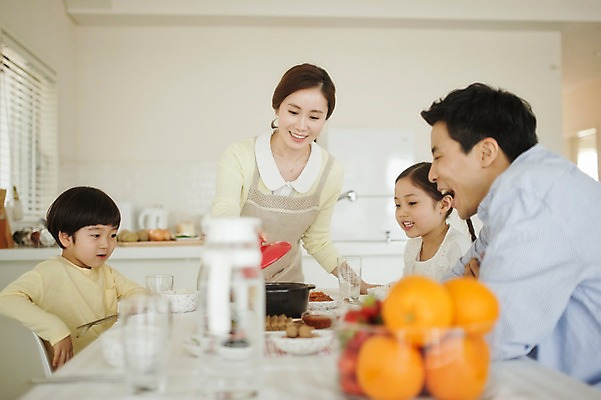 포토 JPG 라이프스타일 여자 남자 딸 아들 어린이 음식 과일 가족 모션 식탁 엄마 실내 남매 서기 미소 사람 앉기 동양인 여러명 상반신 성인 앞모습 옆모습 30대 주방 식사 화목 한국인 가족라이프 아빠 국내포토 뷰포인트 다수 컨셉 관계 탁자 표정 인종 내부 생활 장년 파일형식