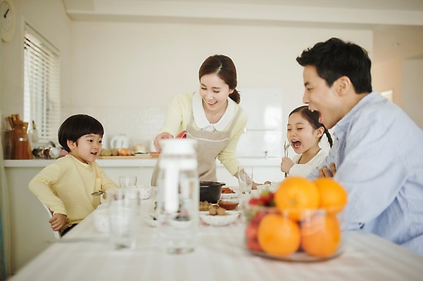 포토 JPG 라이프스타일 여자 남자 딸 아들 어린이 음식 과일 가족 모션 식탁 엄마 실내 남매 서기 미소 사람 앉기 동양인 여러명 상반신 성인 앞모습 30대 주방 식사 화목 한국인 가족라이프 아빠 국내포토 뷰포인트 다수 컨셉 관계 탁자 표정 인종 내부 생활 장년 파일형식