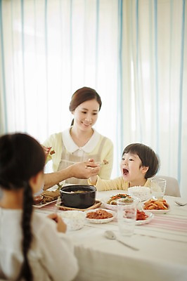 포토 JPG 라이프스타일 여자 남자 딸 아들 어린이 음식 가족 모션 식탁 엄마 실내 남매 입벌림 미소 사람 앉기 동양인 여러명 상반신 성인 앞모습 뒷모습 30대 주방 식사 화목 한국인 가족라이프 아빠 먹여주기 국내포토 뷰포인트 다수 컨셉 관계 탁자 표정 인종 내부 생활 장년 먹기 파일형식