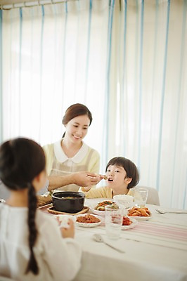 포토 JPG 라이프스타일 여자 남자 딸 아들 어린이 음식 과일 가족 모션 식탁 엄마 실내 남매 미소 사람 앉기 동양인 여러명 상반신 성인 앞모습 30대 주방 식사 화목 한국인 가족라이프 커튼 아빠 먹여주기 국내포토 뷰포인트 다수 컨셉 관계 탁자 표정 인종 내부 생활 장년 먹기 파일형식