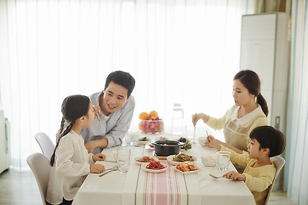 포토 JPG 라이프스타일 여자 남자 딸 아들 어린이 음식 가족 모션 식탁 엄마 실내 남매 사람 앉기 동양인 여러명 상반신 성인 옆모습 30대 주방 식사 화목 한국인 가족라이프 아빠 국내포토 뷰포인트 다수 컨셉 관계 탁자 인종 내부 생활 장년 파일형식