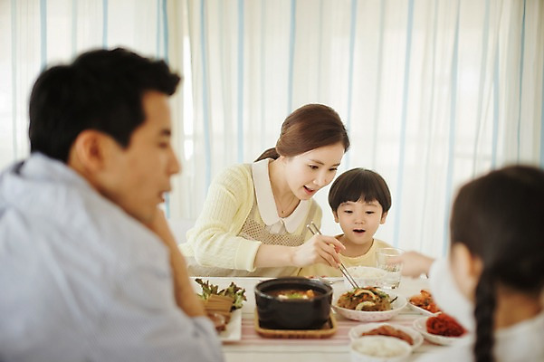 포토 JPG 라이프스타일 여자 남자 딸 아들 어린이 음식 가족 모션 식탁 엄마 실내 남매 사람 앉기 동양인 여러명 상반신 성인 앞모습 뒷모습 30대 주방 식사 화목 한국인 가족라이프 아빠 국내포토 뷰포인트 다수 컨셉 관계 탁자 인종 내부 생활 장년 파일형식