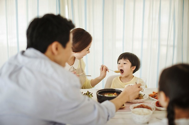 포토 JPG 라이프스타일 여자 남자 딸 아들 어린이 음식 가족 모션 식탁 엄마 실내 남매 사람 앉기 동양인 여러명 상반신 성인 앞모습 30대 주방 식사 화목 한국인 가족라이프 아빠 먹여주기 국내포토 뷰포인트 다수 컨셉 관계 탁자 인종 내부 생활 장년 먹기 파일형식