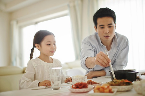 포토 JPG 라이프스타일 여자 남자 딸 어린이 음식 가족 모션 식탁 함께함 실내 사람 앉기 동양인 상반신 성인 두명 앞모습 30대 주방 식사 화목 한국인 가족라이프 아빠 부녀 국내포토 뷰포인트 컨셉 관계 탁자 인종 내부 생활 장년 파일형식 가구 생활용품 오브젝트
