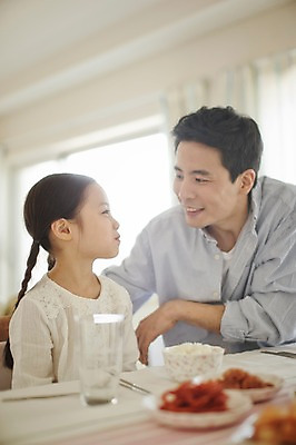 포토 JPG 라이프스타일 여자 남자 딸 음식 가족 모션 식탁 함께함 실내 미소 사람 앉기 동양인 상반신 성인 두명 옆모습 30대 식사 화목 한국인 가족라이프 아빠 장년만 성인만 부녀 국내포토 뷰포인트 컨셉 관계 탁자 표정 인종 내부 생활 장년 파일형식 가구 생활용품 오브젝트