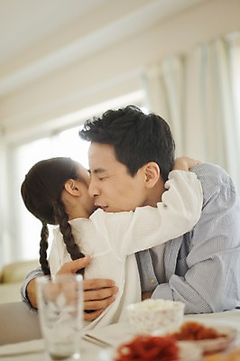 포토 JPG 라이프스타일 여자 남자 딸 어린이 음식 가족 모션 포옹 식탁 함께함 실내 사람 앉기 동양인 상반신 성인 두명 옆모습 30대 주방 식사 화목 한국인 가족라이프 아빠 부녀 국내포토 뷰포인트 컨셉 관계 안기 탁자 인종 내부 생활 장년 파일형식 가구 생활용품 오브젝트