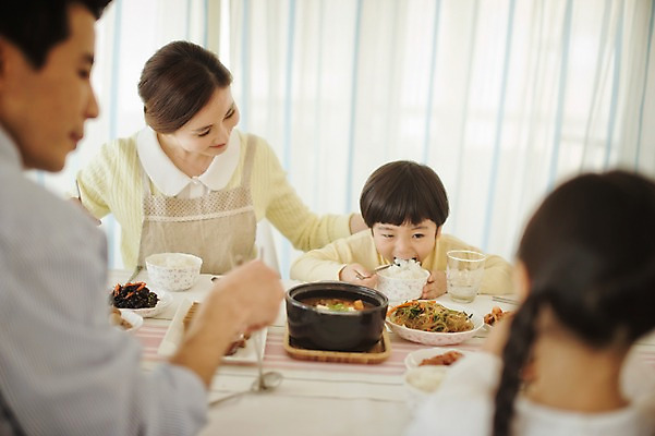포토 JPG 라이프스타일 여자 남자 딸 아들 어린이 음식 가족 모션 식탁 엄마 실내 남매 사람 앉기 동양인 여러명 상반신 성인 앞모습 옆모습 뒷모습 30대 주방 식사 화목 한국인 가족라이프 아빠 먹기 국내포토 뷰포인트 다수 컨셉 관계 탁자 인종 내부 생활 장년 파일형식