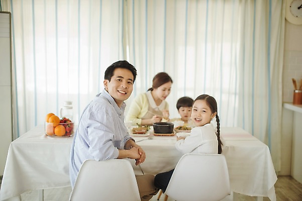 포토 JPG 라이프스타일 여자 남자 딸 아들 어린이 음식 의자 가족 모션 식탁 엄마 실내 남매 미소 사람 앉기 동양인 여러명 상반신 성인 앞모습 뒷모습 30대 주방 식사 화목 한국인 가족라이프 뒤돌아보기 아빠 국내포토 뷰포인트 가구 다수 컨셉 관계 탁자 표정 인종 내부 생활 장년 파일형식